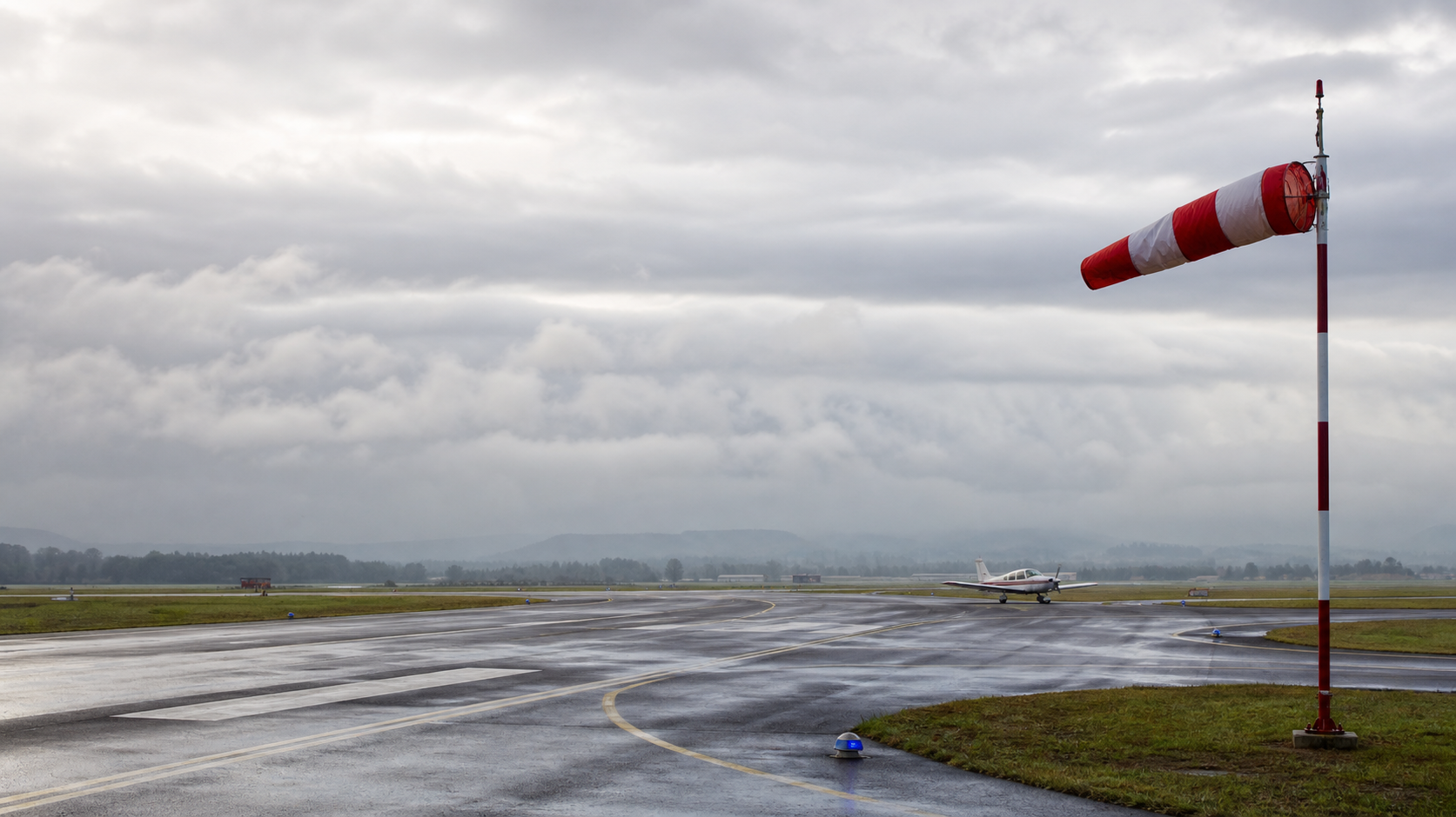Pista mojada, manga de viento y capas bajas en un aerodromo de instruccion